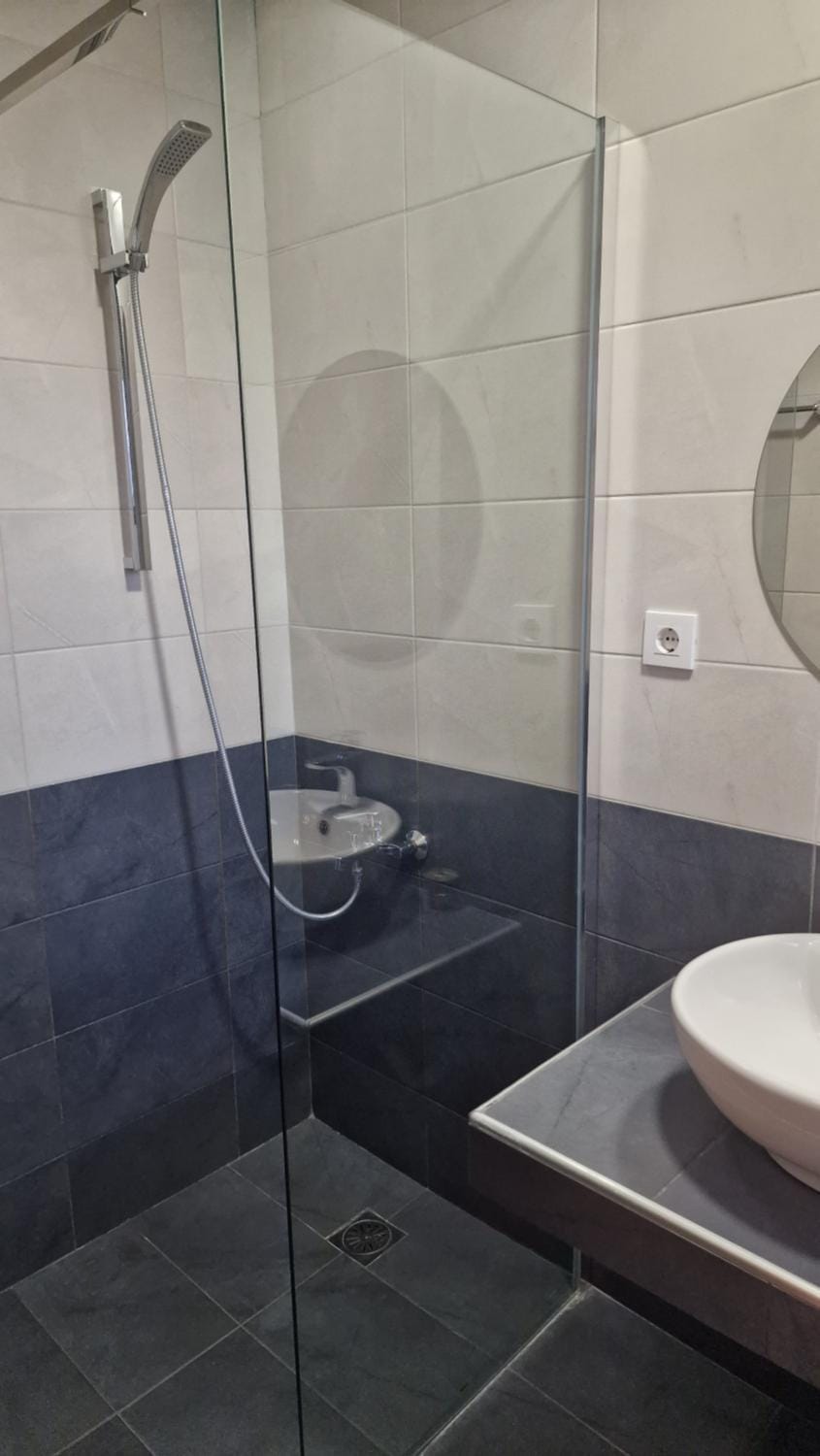 Shower, Toilet