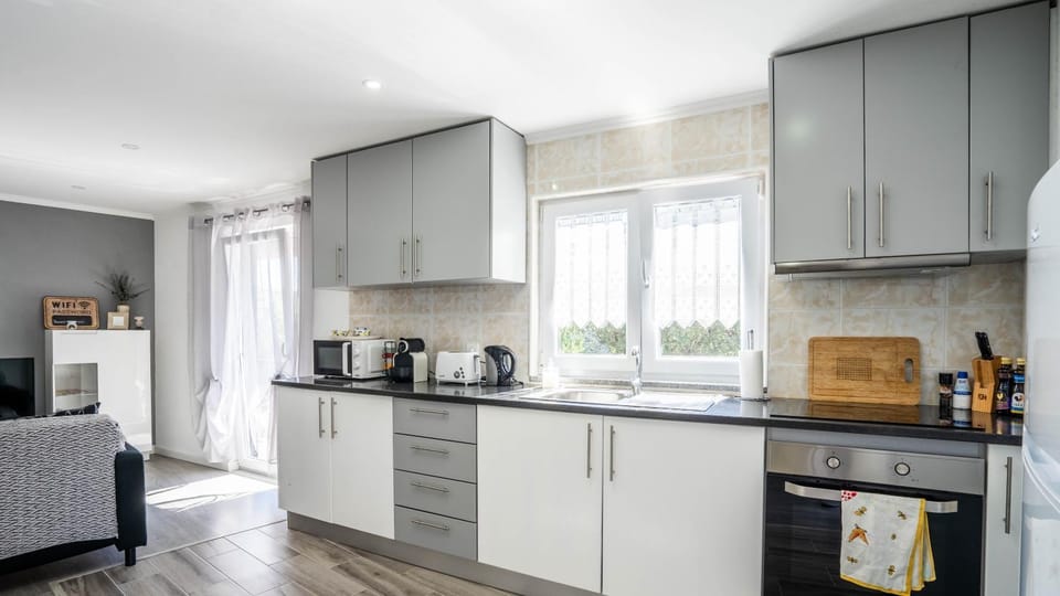 Coffee/tea facilities, Kitchen or kitchenette, oven, stove, toaster