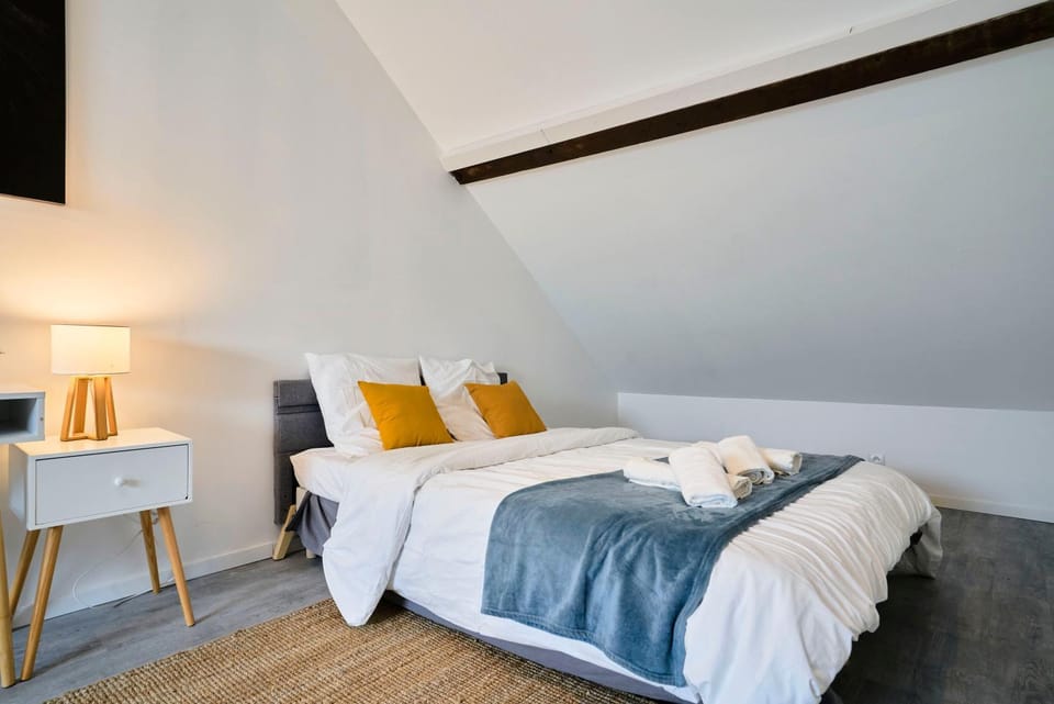 Bed, Bedroom