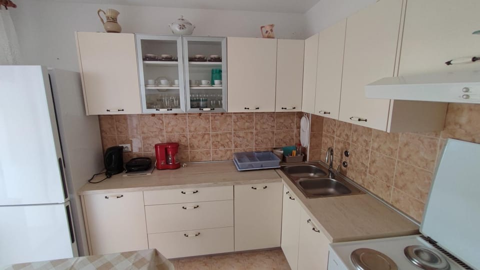 Kitchen or kitchenette, oven, toaster