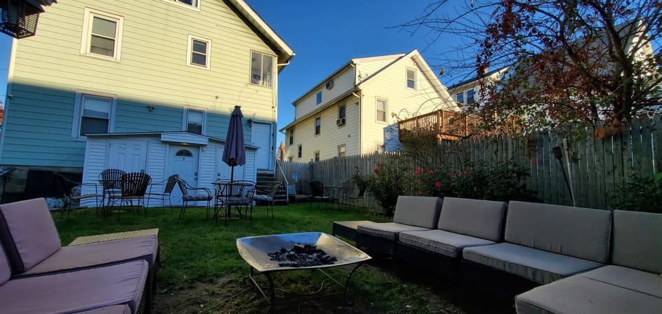 Sunshine Room by harbor downtown beach I-95&Train Apartment in Stamford