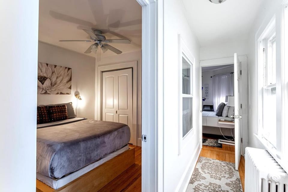 The Gold Room near downtown trains fast wifi Apartment in Stamford