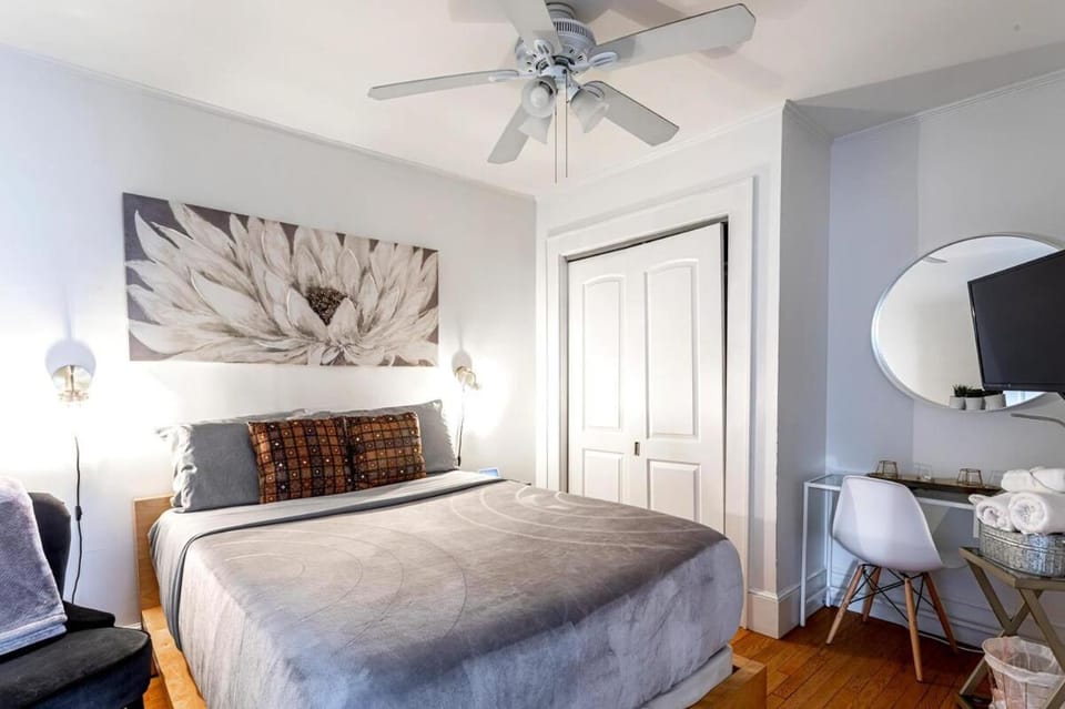 The Gold Room near downtown trains fast wifi Apartment in Stamford