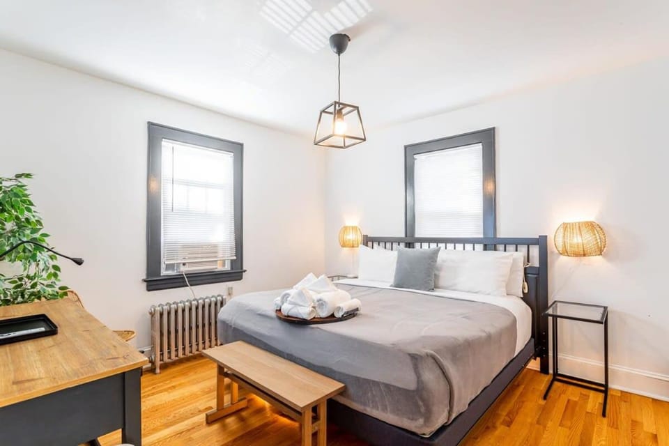 The Blue Sapphire 2BR 2 King beds & ample backyard Apartment in Bridgeport