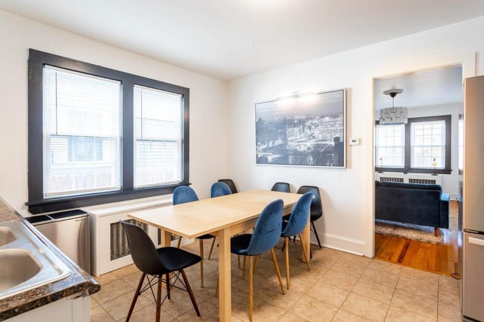 The Blue Sapphire 2BR 2 King beds & ample backyard Apartment in Bridgeport
