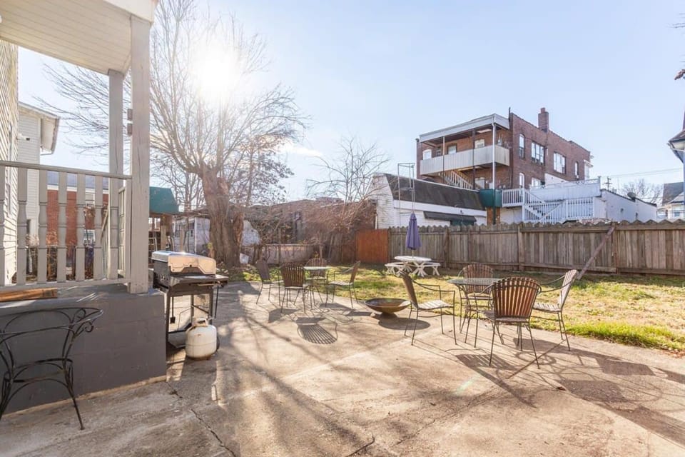 The Blue Sapphire 2BR 2 King beds & ample backyard Apartment in Bridgeport
