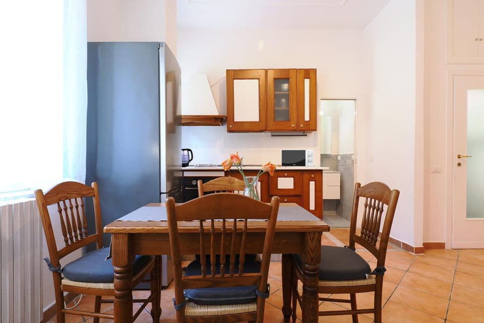 Kitchen or kitchenette, Dining area, oven, stove