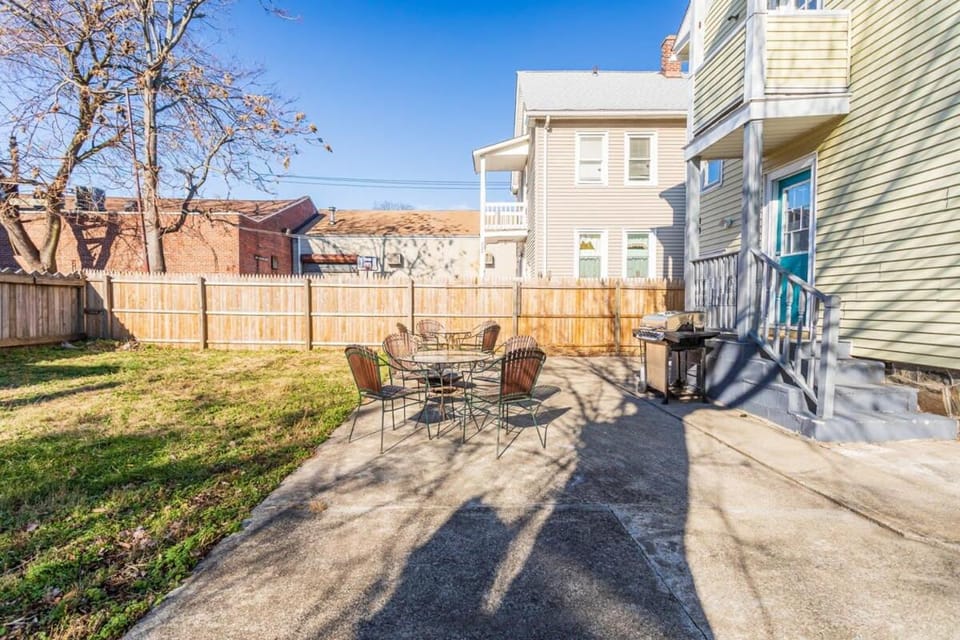 The B&W Haven 3BR private office by LI Ferry Apartment in Bridgeport