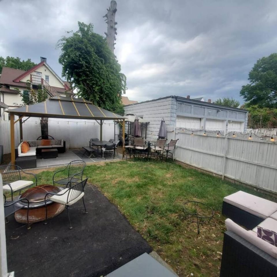 Revamped 3BR Apt with Easy Check-In Family-Friendly Apartment in Bridgeport