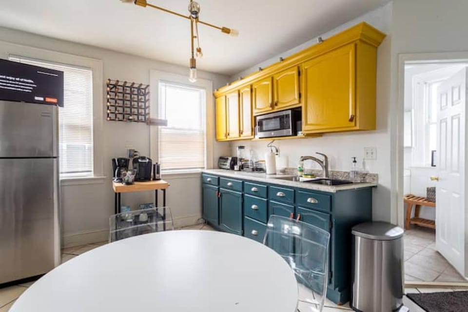 Revamped 3BR Apt with Easy Check-In Family-Friendly Apartment in Bridgeport