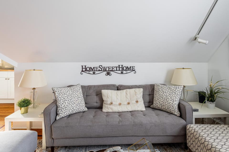 Charming 2BR Getaway with Modern Comforts Apartment in Bridgeport