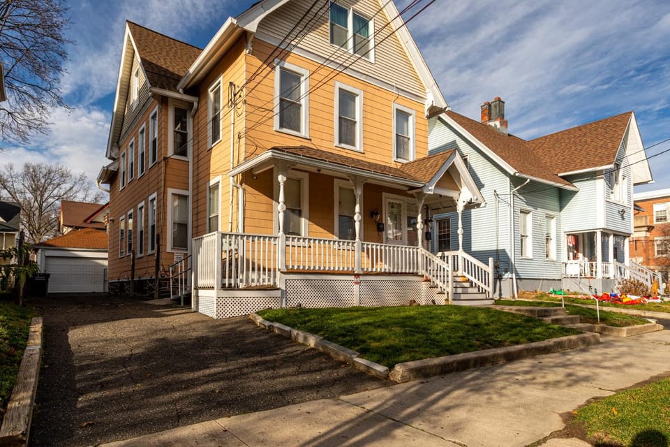 Charming 2BR Getaway with Modern Comforts Apartment in Bridgeport