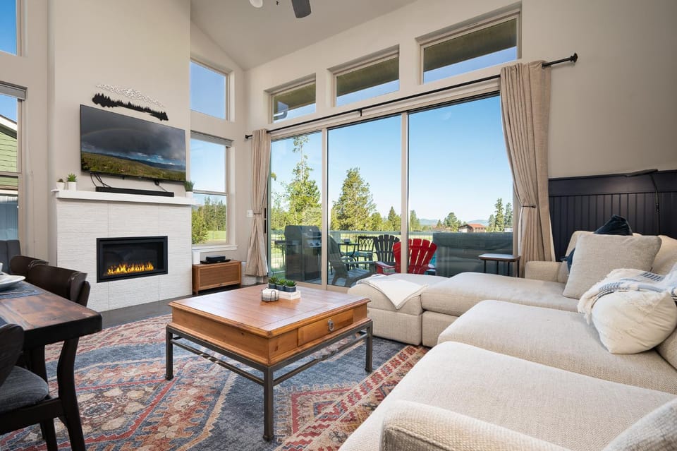 Living room, Mountain view
