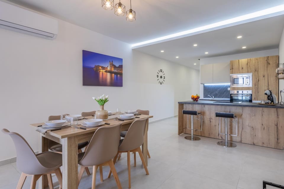 Sea-side Escape in Sliema - Sleeps 6 Apartment in Sliema