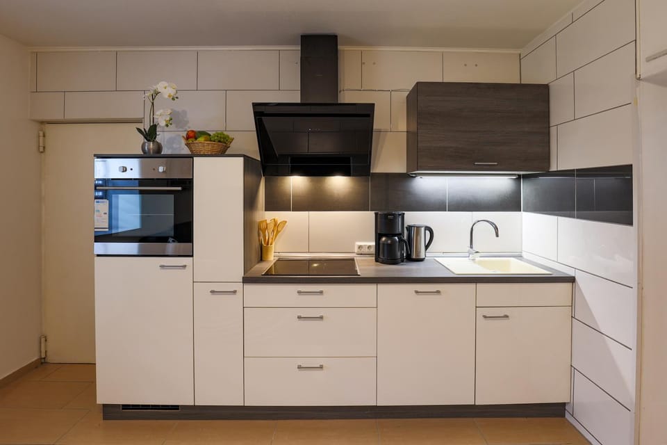 Coffee/tea facilities, Kitchen or kitchenette, dishwasher, oven, stove, toaster