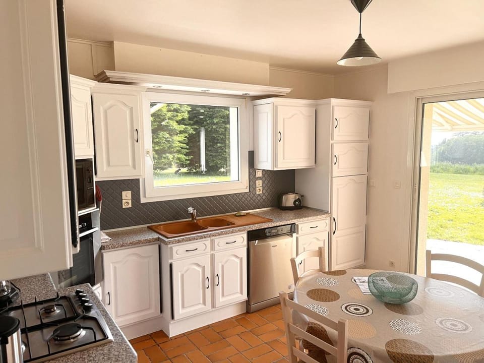 Dining area, Sea view, dishwasher, oven, stove