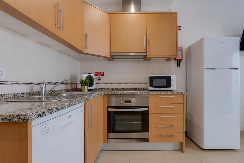 Coffee/tea facilities, Kitchen or kitchenette, dishwasher, oven, stove, toaster