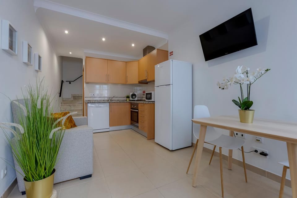 TV and multimedia, Kitchen or kitchenette, Dining area, dishwasher, oven, stove