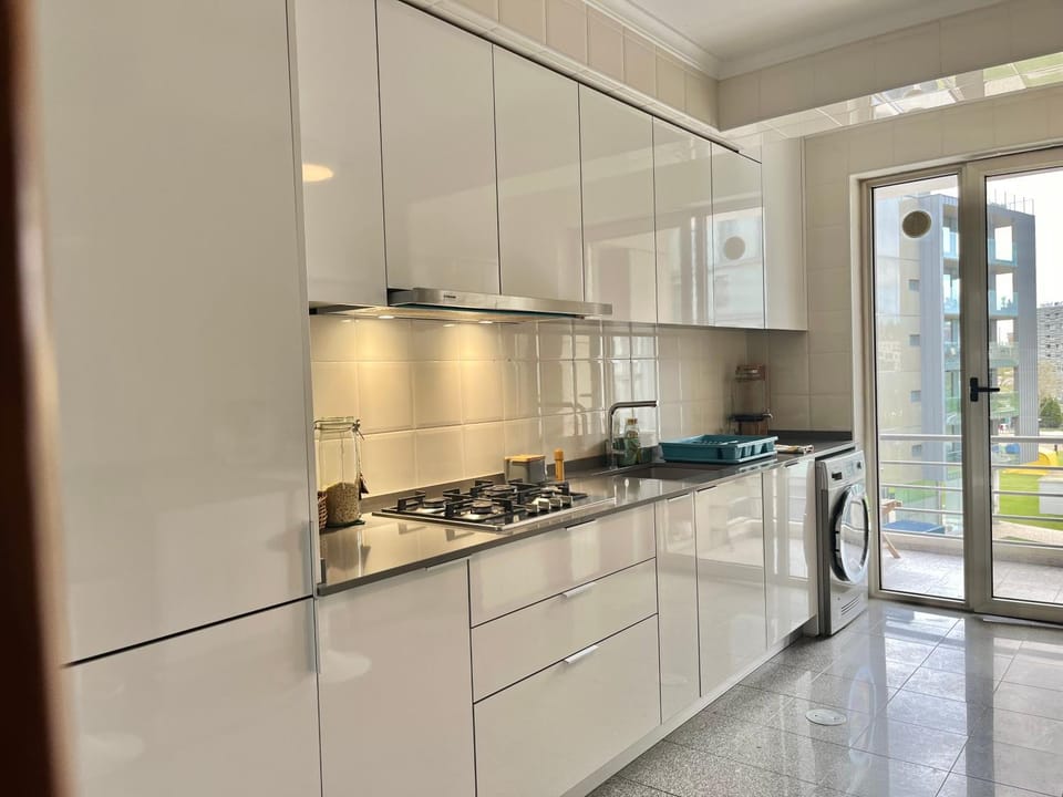 Kitchen or kitchenette, dishwasher, stove