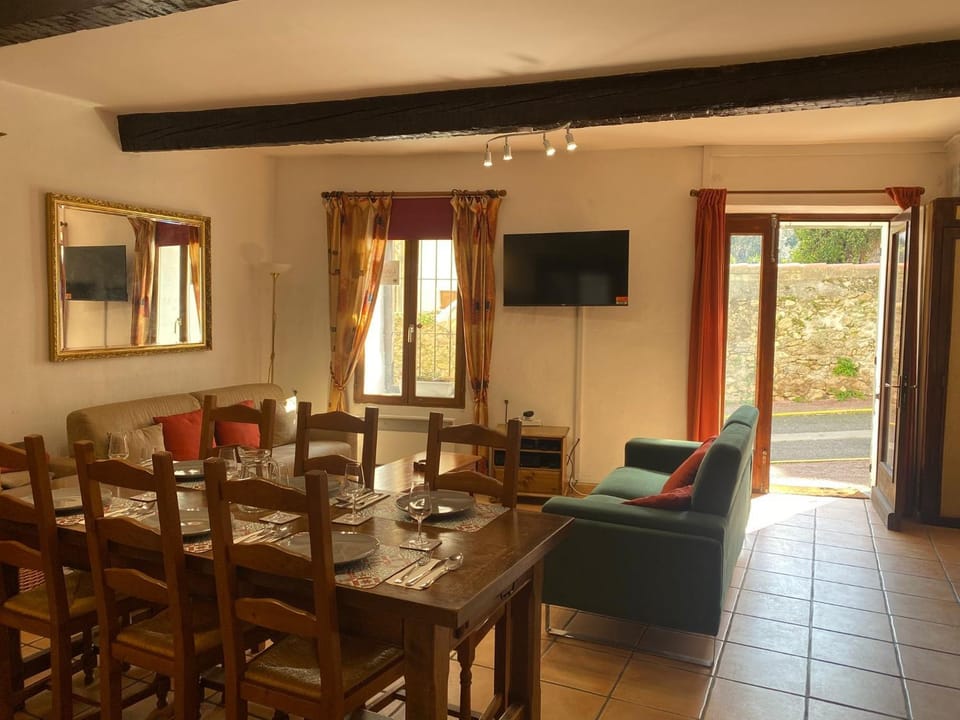 Communal lounge/ TV room, TV and multimedia, Living room, Seating area, Dining area, Evening entertainment, Evening entertainment, air conditioner, air conditioner