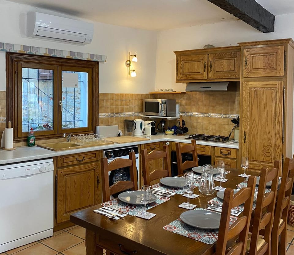 Coffee/tea facilities, Kitchen or kitchenette, Dining area, Area and facilities, Area and facilities, dishwasher, pet friendly, stove, air conditioner, air conditioner