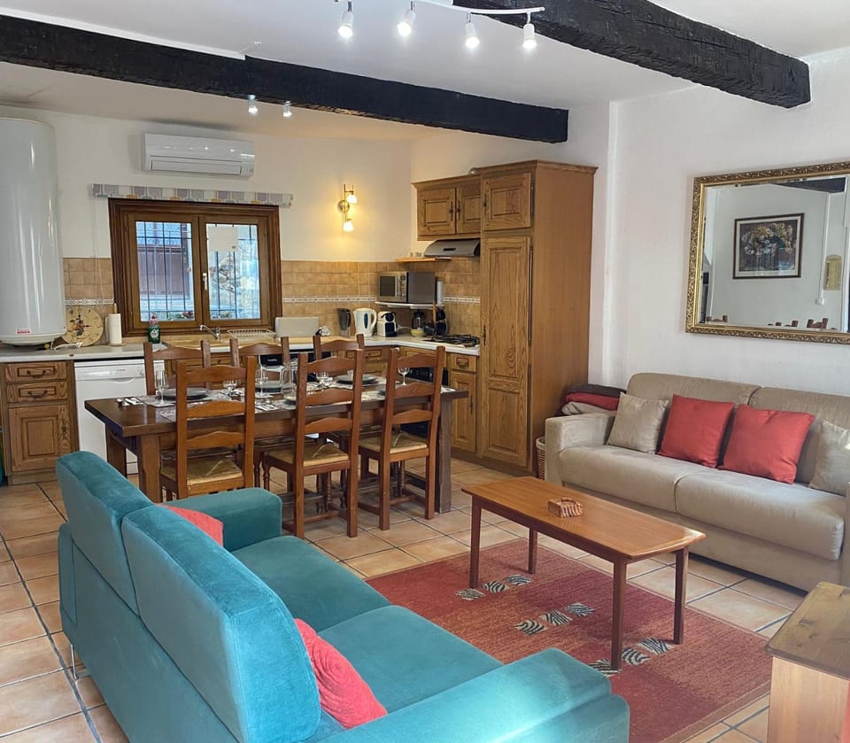 Kitchen or kitchenette, Living room, Seating area, Dining area, minibar, pet friendly, air conditioner