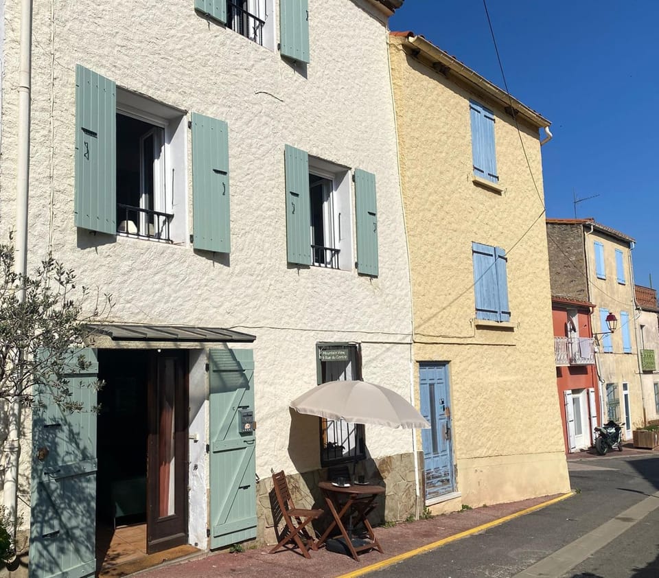Property building, Day, Neighbourhood, Street view