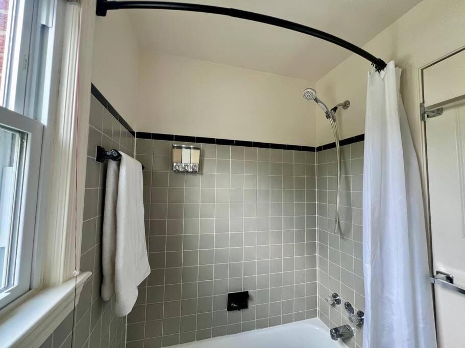 New Cozy Penthouse Apartment in Arlington