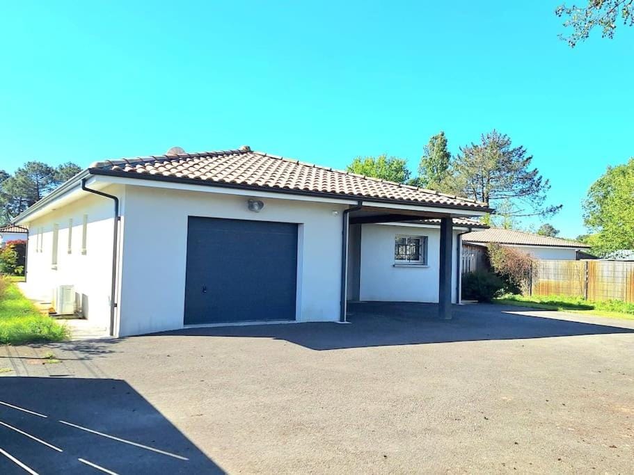 Villa Océan, environnement calme avec piscine chauffée 10 min de l'océan House in Arès