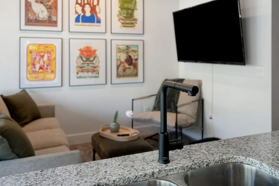 NEW Studio with 2 Beds 7 mins to Broadway Apartment in Nashville