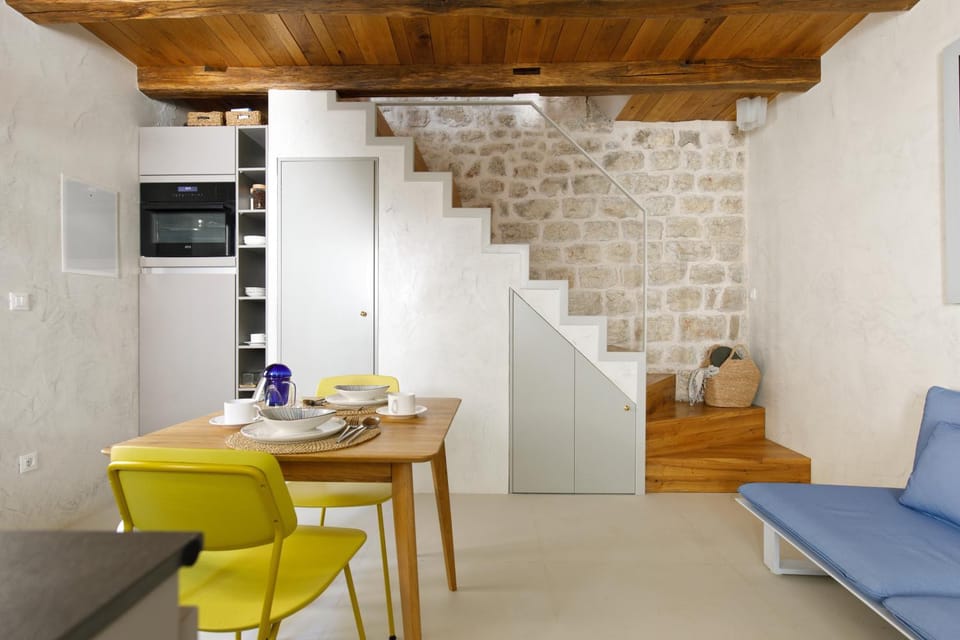 Kitchen or kitchenette, Living room, Seating area, Dining area