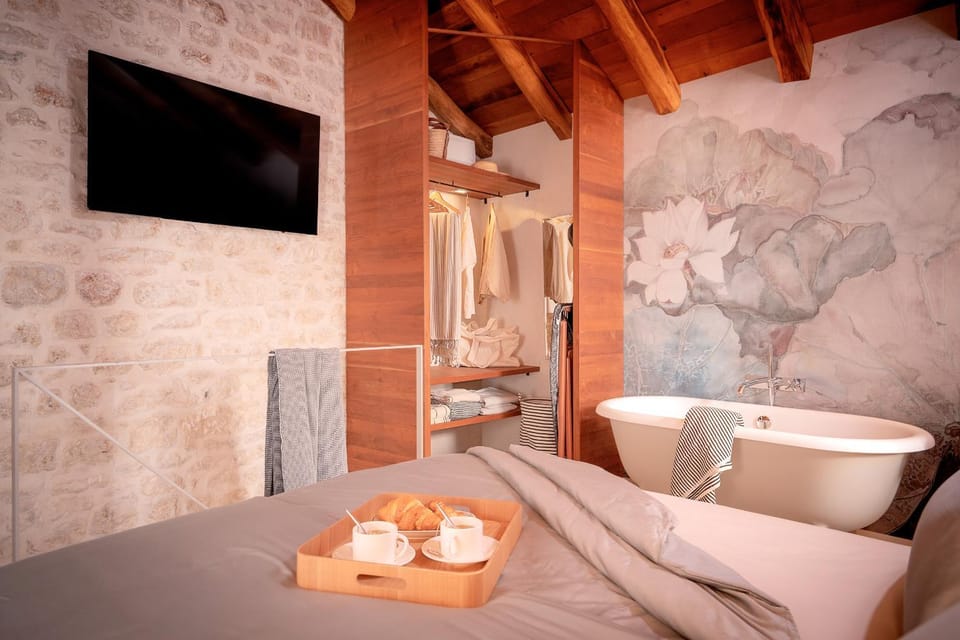 Bed, TV and multimedia, Bedroom, Bath