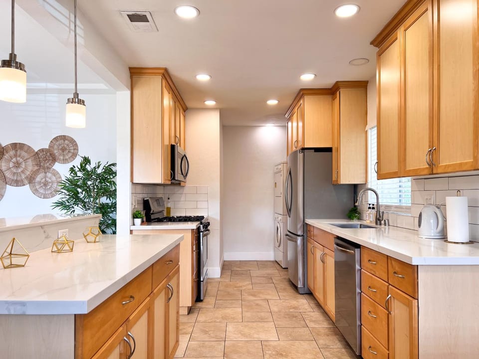 Coffee/tea facilities, Kitchen or kitchenette, dishwasher, microwave, minibar, oven, stove, toaster