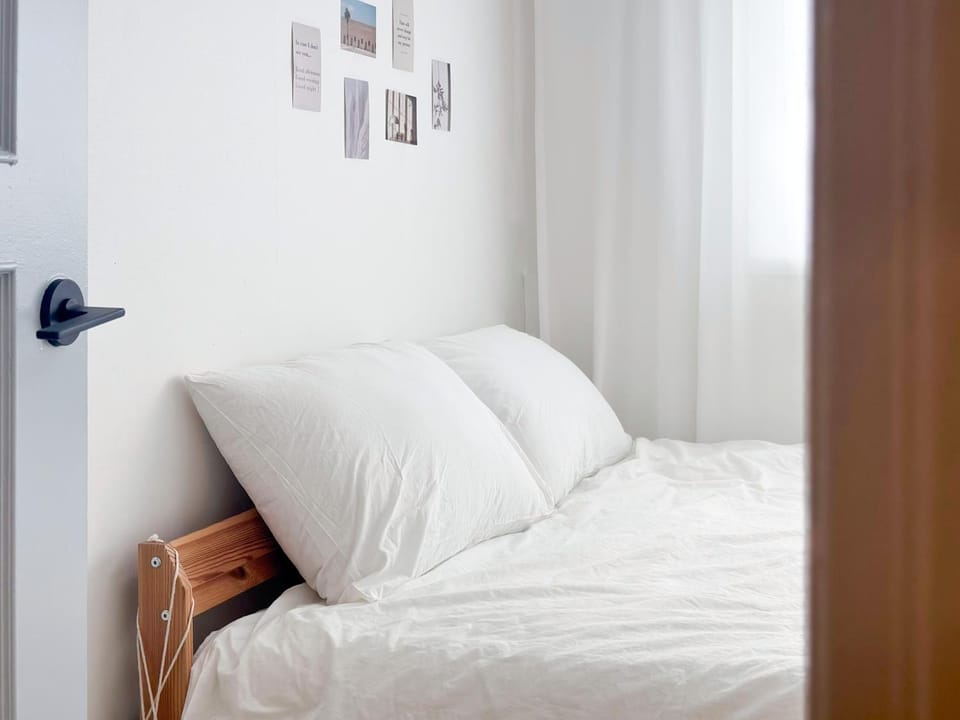 Bed, Bedroom, heating, wardrobe, air conditioner