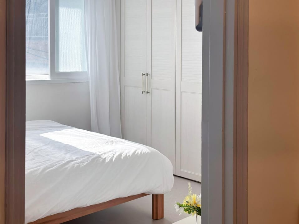 Bed, Bedroom, heating, wardrobe, air conditioner