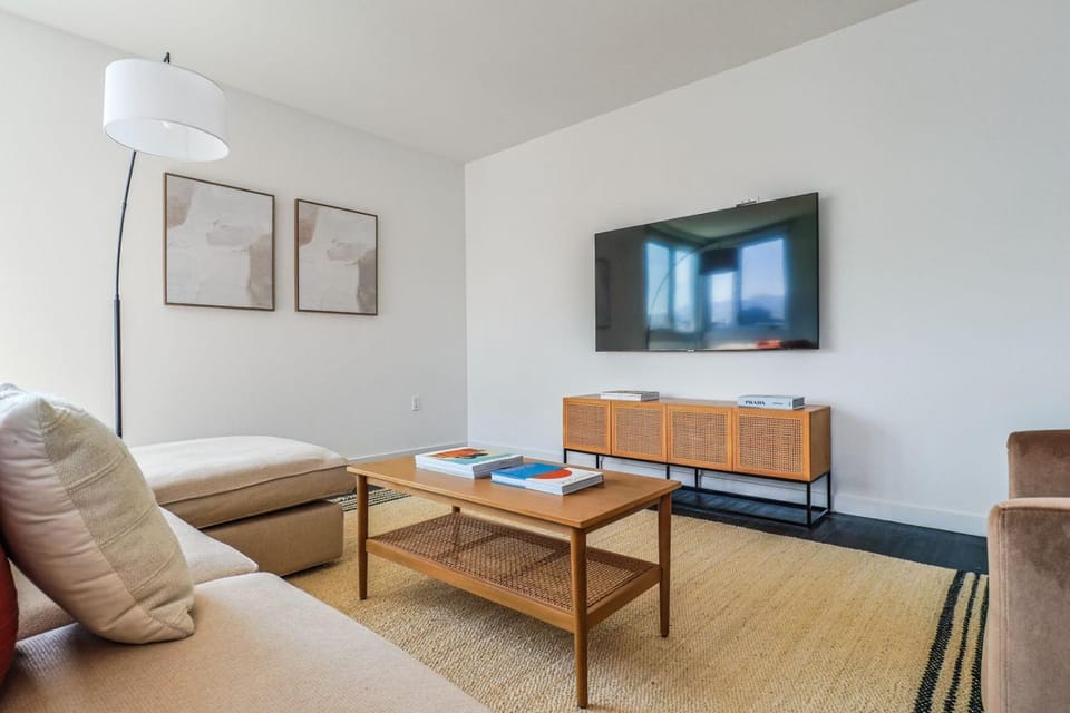 Luxurious 2Bed 2Bath Apartment at Formosa Apartment in Beverly Hills