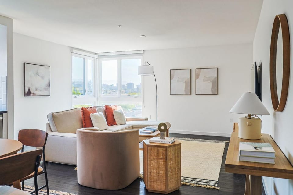 Luxurious 2Bed 2Bath Apartment at Formosa Apartment in Beverly Hills