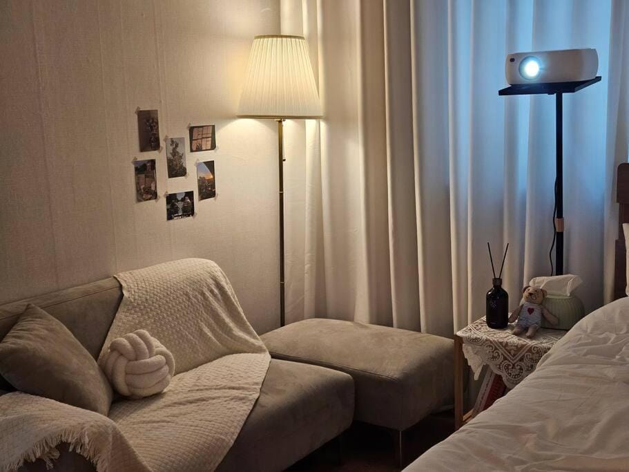 Bed, Seating area, Bedroom