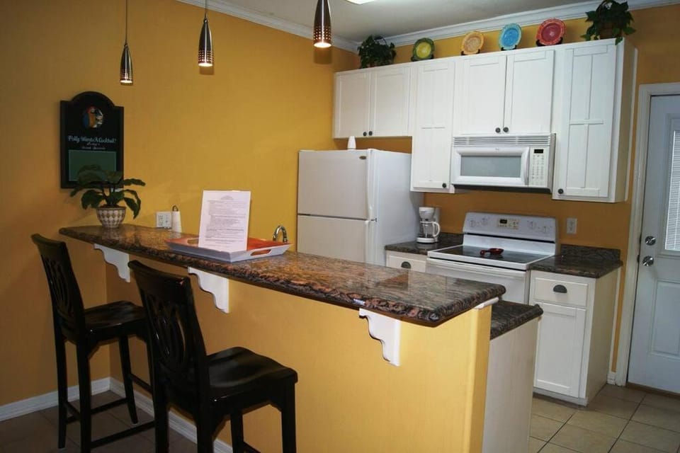 Los Cabos II #2 Mid-island 2-3 minute to walk beach access Apartment in South Padre Island