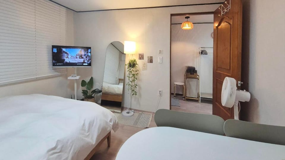 Communal lounge/ TV room, Bed, TV and multimedia, Photo of the whole room, Bedroom, towels