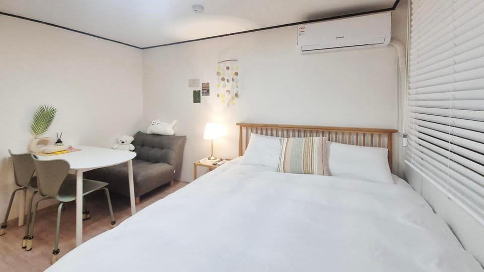 Bed, Dining area, Bedroom