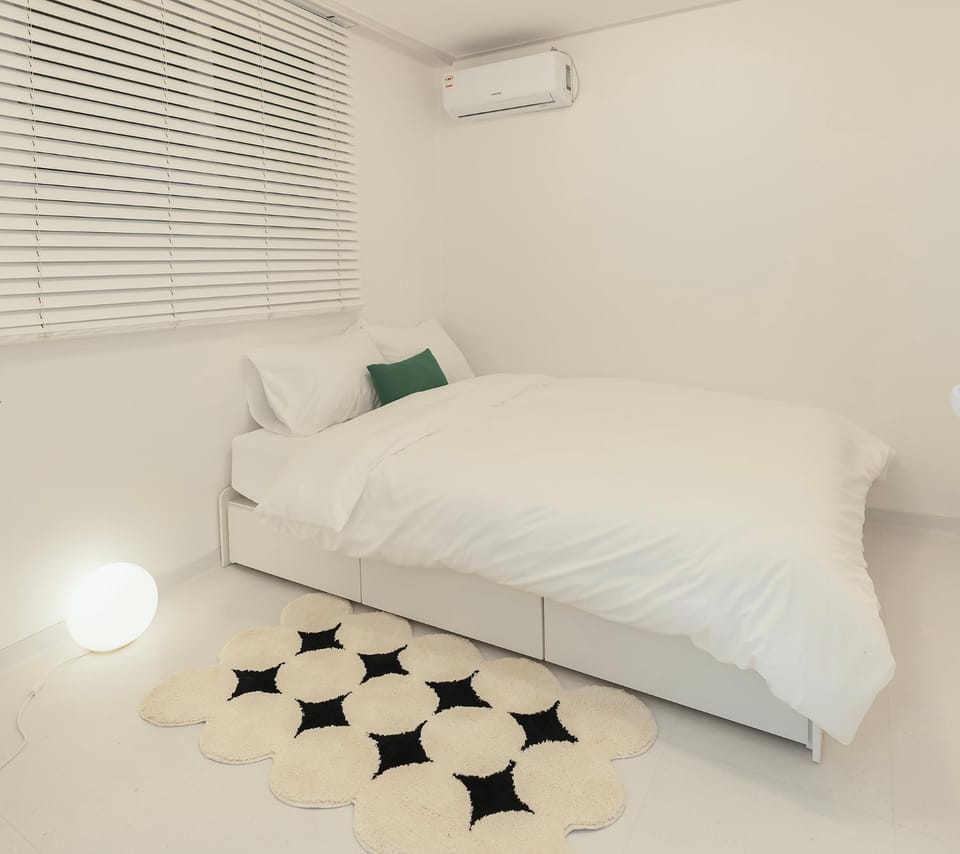 Bed, Bedroom, air conditioner