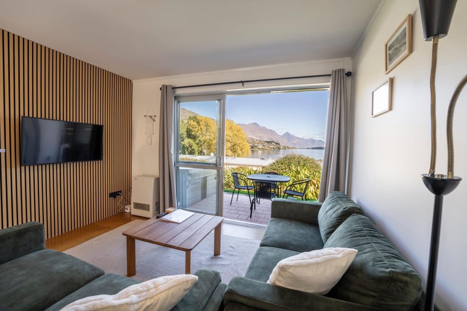 TV and multimedia, View (from property/room), Living room, Lake view, Mountain view