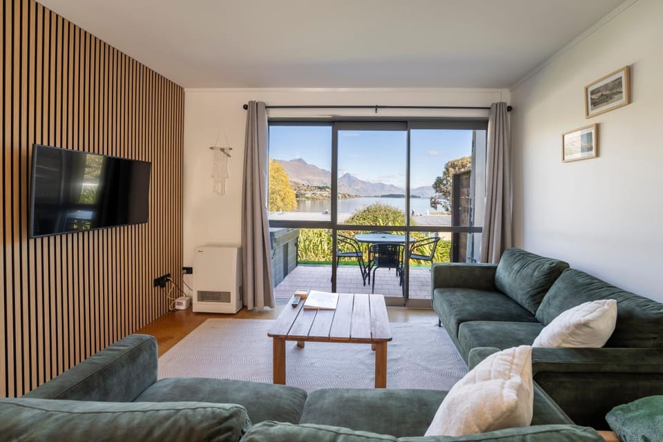 TV and multimedia, View (from property/room), Living room, Lake view