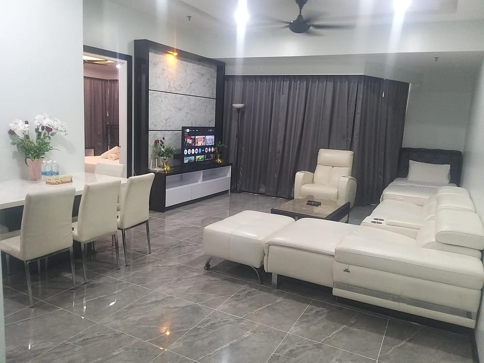 Communal lounge/ TV room, TV and multimedia, Living room, Seating area, Dining area