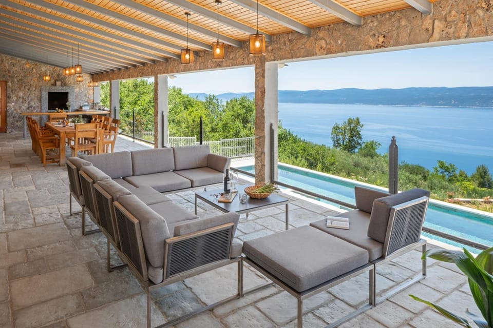 Balcony/Terrace, Dining area, Swimming pool