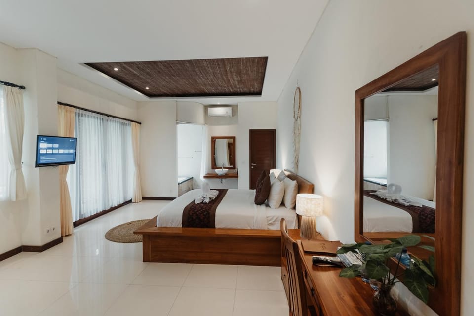 Bed, TV and multimedia, Bedroom