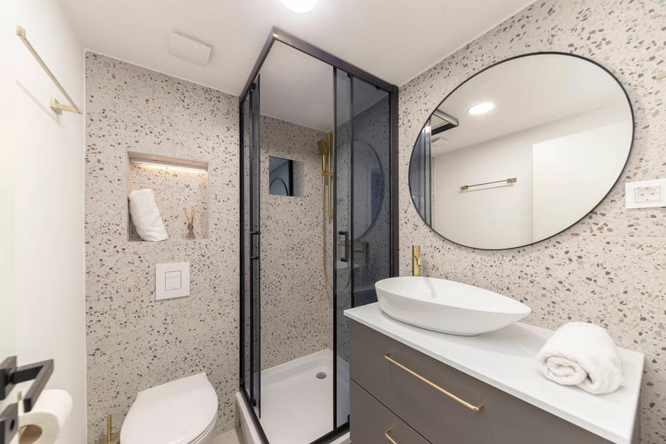 Shower, Toilet, Bathroom, towels