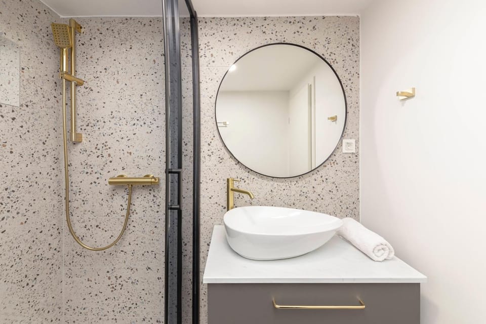 Shower, Bathroom, towels