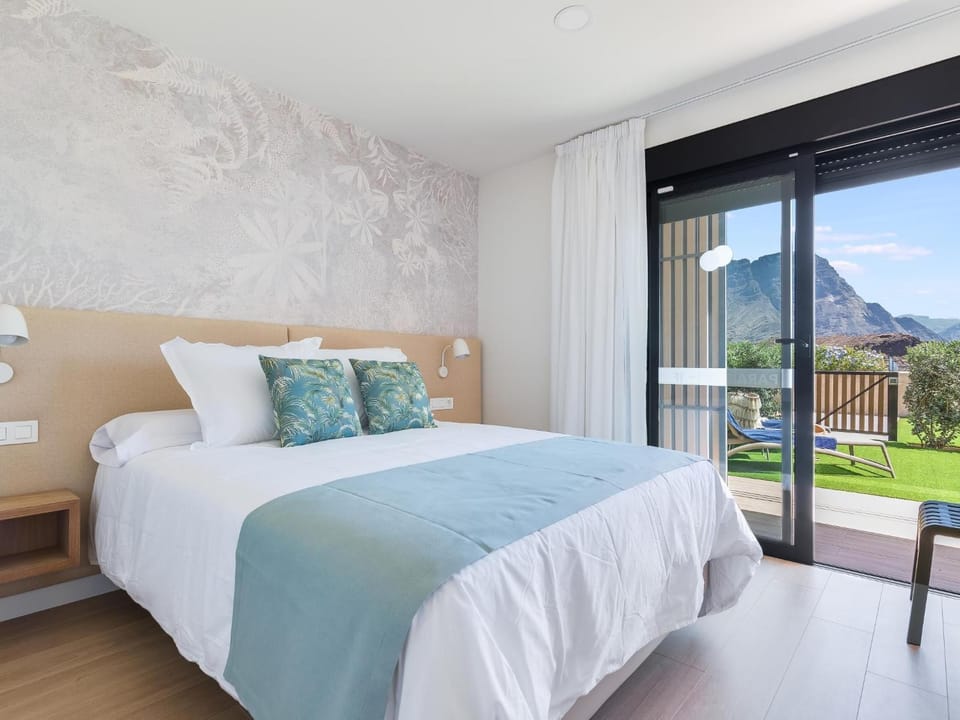 Bed, Photo of the whole room, Bedroom, Mountain view
